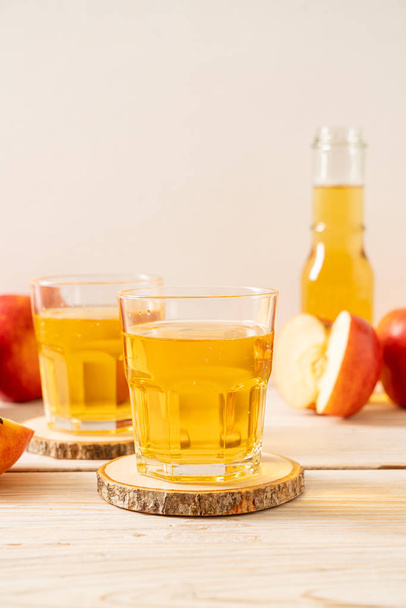 Apple juice with red apples fruits - Φωτογραφία, εικόνα