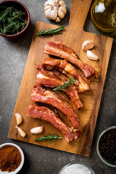 Fresh raw pork ribs ready for roasting with ingredients - Foto, Bild