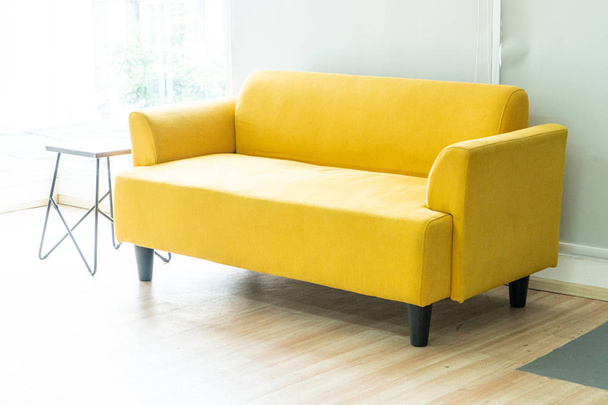 tyhjä keltainen sohva
 - Valokuva, kuva