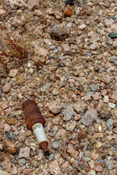 Rusty Zapalovací svíčka na pouštní podlaze - Fotografie, Obrázek
