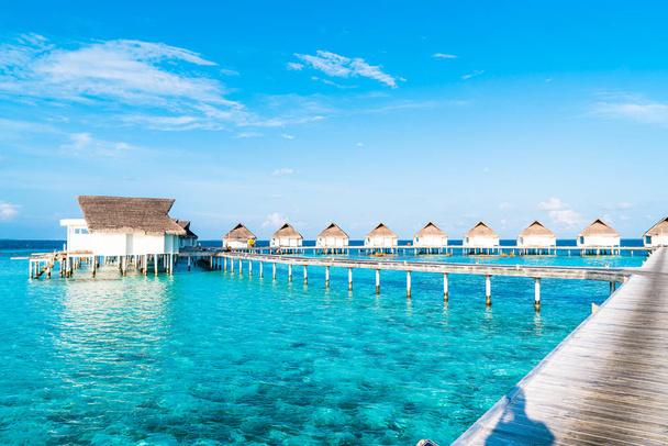 Plaj ile güzel tropikal Maldivler tatil oteli ve ada - Fotoğraf, Görsel