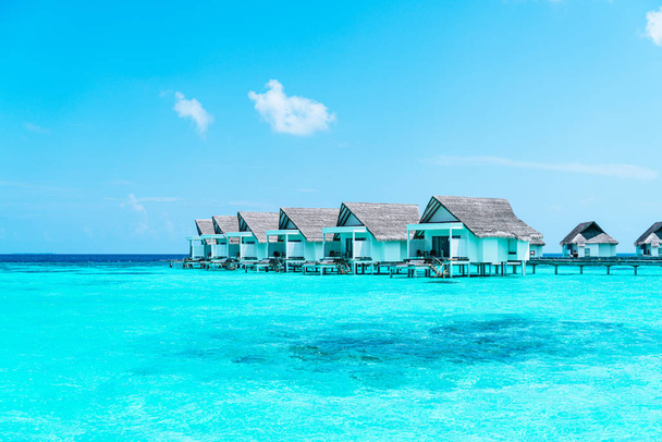 Prachtige tropische Malediven Resort Hotel en eiland met strand a - Foto, afbeelding