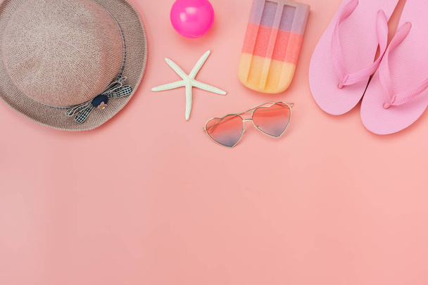 Tampo da mesa vista acessório de roupas que as mulheres planejam viajar no verão férias fundo concept.monstera folhas com itens essenciais óculos de sol e chinelos no moderno papel rosa rústico.
. - Foto, Imagem