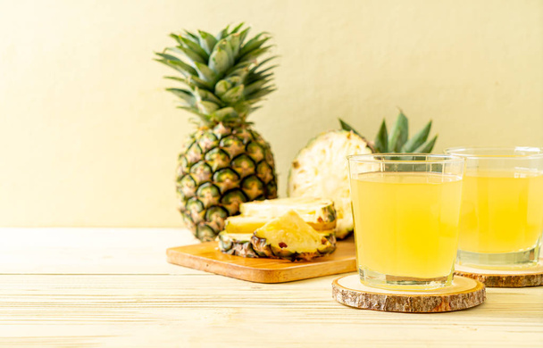 fresh pineapple juice - Foto, afbeelding
