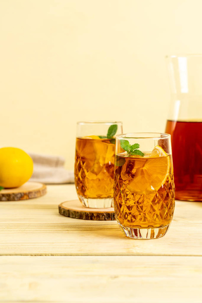 glass of ice lemon tea - Foto, afbeelding