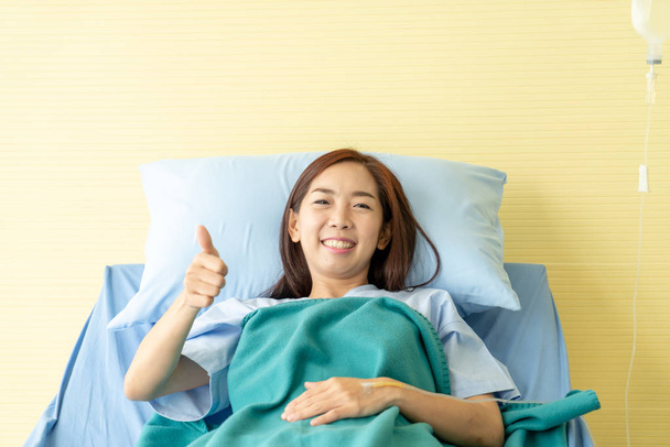 female patient on hospital bed - Фото, зображення