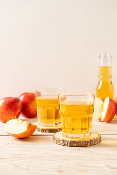 Apple juice with red apples fruits - Фото, зображення