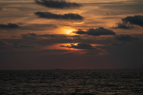 Classique beau crépuscule romantique et incroyable coucher de soleil moment à
 - Photo, image