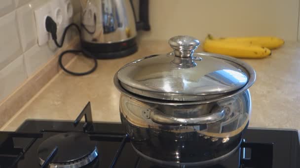 вода кипить у сталевій сковороді на газовій плиті
 - Кадри, відео