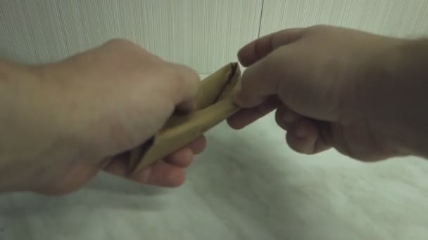 Dentista puxa para fora papel estéril instrumentos dentários
  - Filmagem, Vídeo
