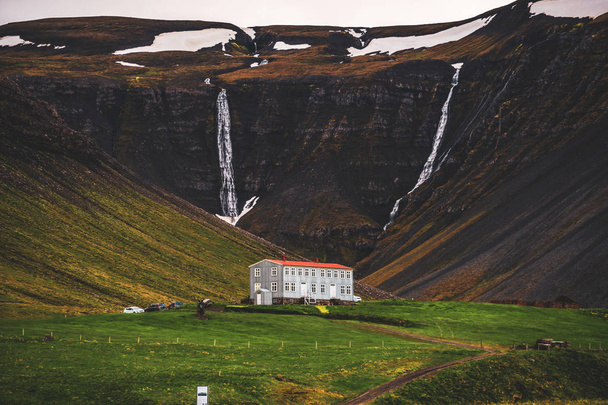Hermoso paisaje de montaña de Islandia Occidental
. - Foto, imagen
