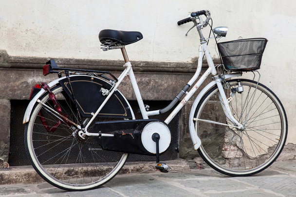 Pisa güzel sokaklarında park bisiklet - Fotoğraf, Görsel