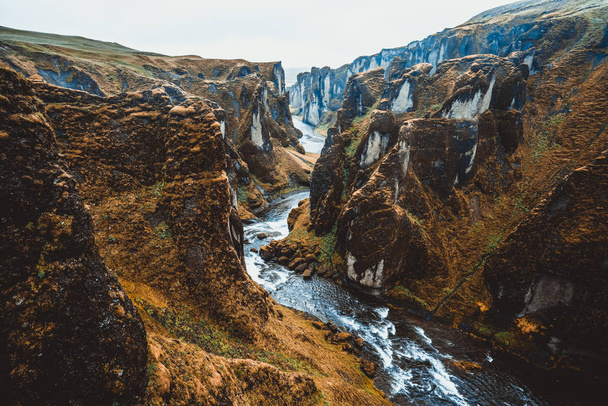 Унікальний пейзаж Fjadrargljufur в Ісландії. - Фото, зображення