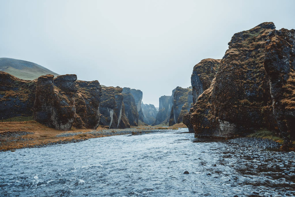 Ainutlaatuinen maisema Fjadrargljufur Islannissa. - Valokuva, kuva