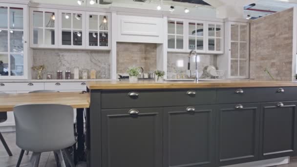 Tracking shot de una cocina de lujo con diseño clásico gris y blanco
 - Metraje, vídeo