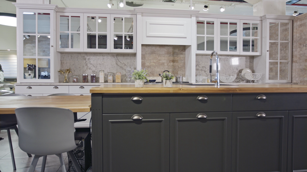Слідкуючий знімок розкішної кухні з сірим і білим класичним дизайном
 - Кадри, відео