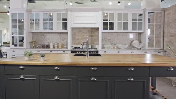 Tracking shot de una cocina de lujo con diseño clásico gris y blanco
 - Imágenes, Vídeo