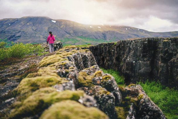Mujer viajero senderismo a través de Islandia paisaje
. - Foto, Imagen