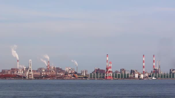 Inquinamento Grande industria di fabbrica nel porto in Giappone
. - Filmati, video