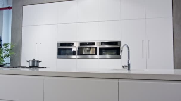 Tracking shot di una cucina di lusso con design moderno bianco
 - Filmati, video