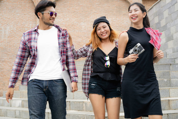 Üniversitede yürüyen üniversite öğrencilerinden oluşan bir grup - Fotoğraf, Görsel