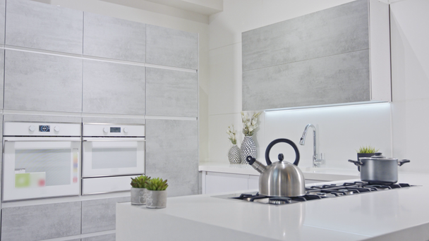 Tracking shot van een luxe keuken met grijs modern design - Video