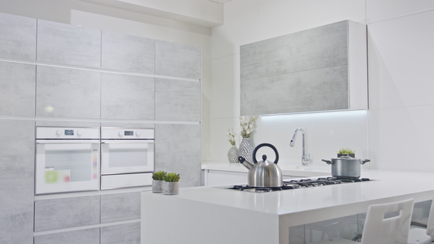 Tracking shot van een luxe keuken met grijs modern design - Video