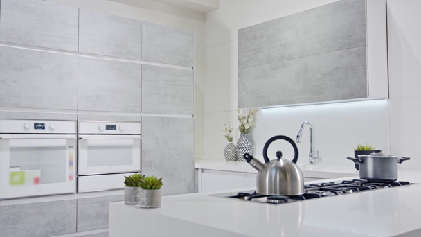 Tracking shot de una cocina de lujo con diseño moderno gris
 - Metraje, vídeo