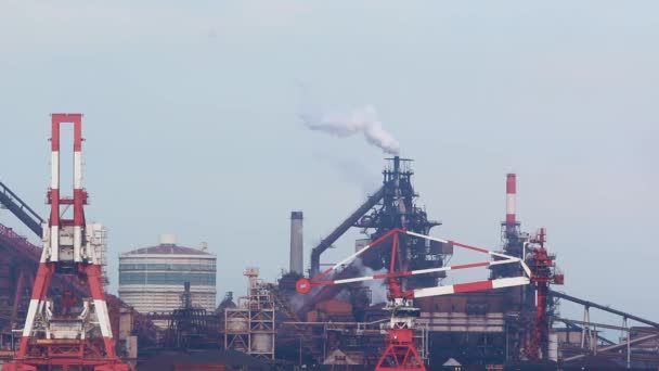 Umweltverschmutzung große Fabrikindustrie im Hafen in Japan. - Filmmaterial, Video