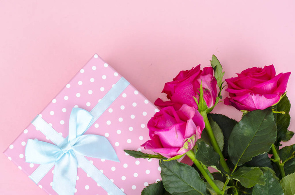 Hermoso ramo de rosas y caja de regalo para vacaciones
 - Foto, Imagen