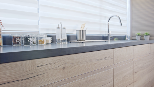 Tracking shot de una cocina de lujo con acabado en madera de diseño moderno
 - Imágenes, Vídeo