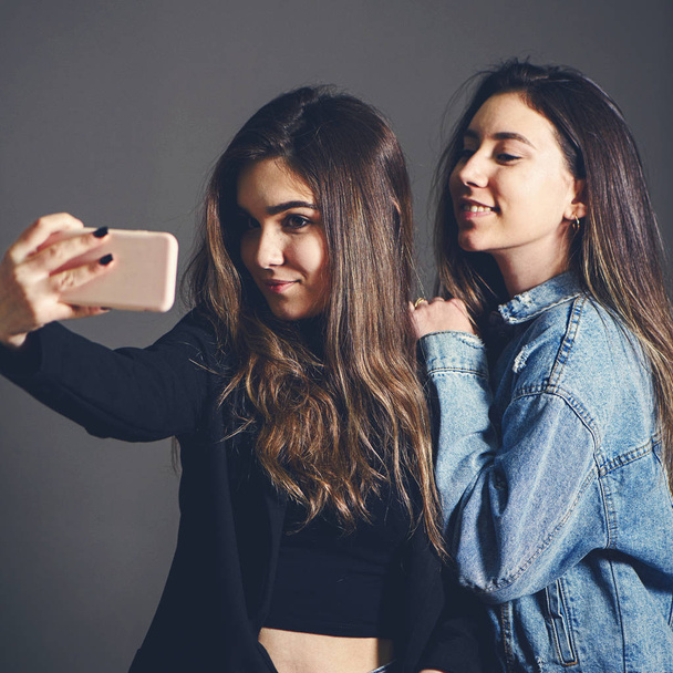 Jonge Kaukasische meisjes maken selfie - Foto, afbeelding