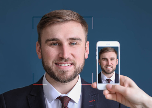 Rozpoznawanie męskiej twarzy za pomocą telefonu komórkowego z ochronnym systemem bezpieczeństwa - Zdjęcie, obraz