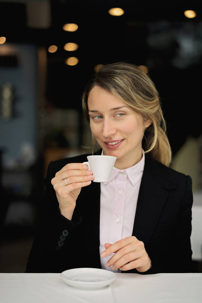 Счастливая молодая блондинка пьет кофе
 - Фото, изображение