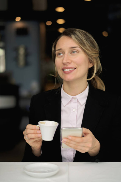 glückliche junge blonde Frau trinkt Kaffee - Foto, Bild