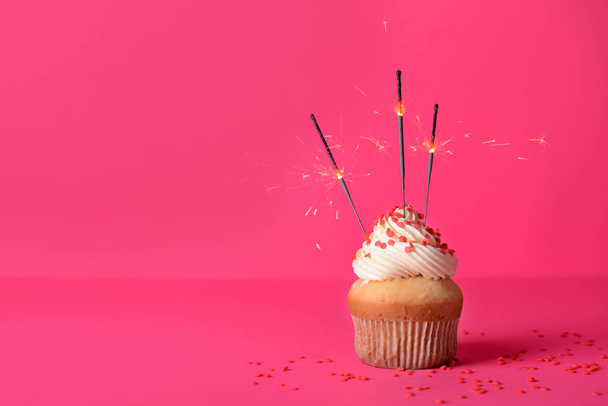 Tasty Birthday cupcake on color background - Foto, Bild