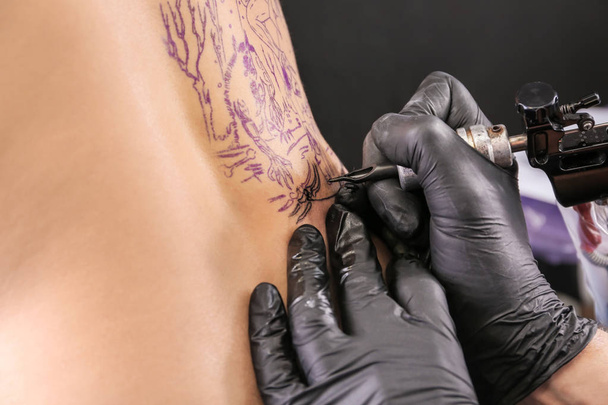 Artiste professionnel faisant le tatouage dans le salon, gros plan - Photo, image
