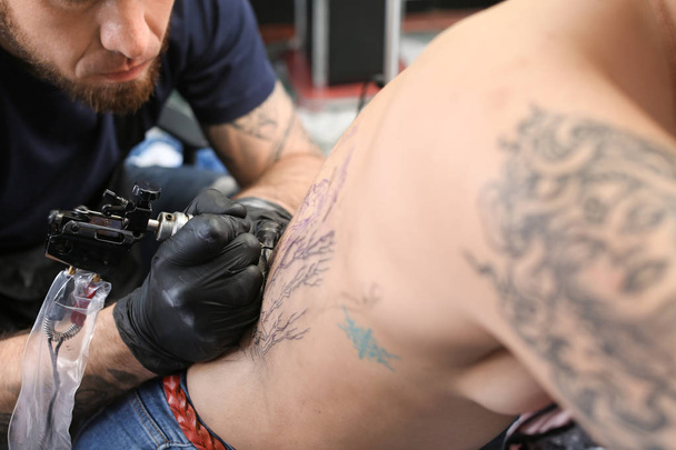 Artista profesional haciendo tatuaje en el salón, primer plano - Foto, Imagen