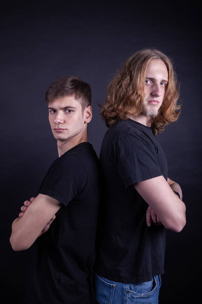 Rock bändi koostuu kahdesta nuoresta valkoihoisten aikuisten poseeraa
 - Valokuva, kuva