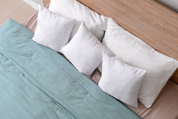 Уютная кровать с мягкими подушками
 - Фото, изображение