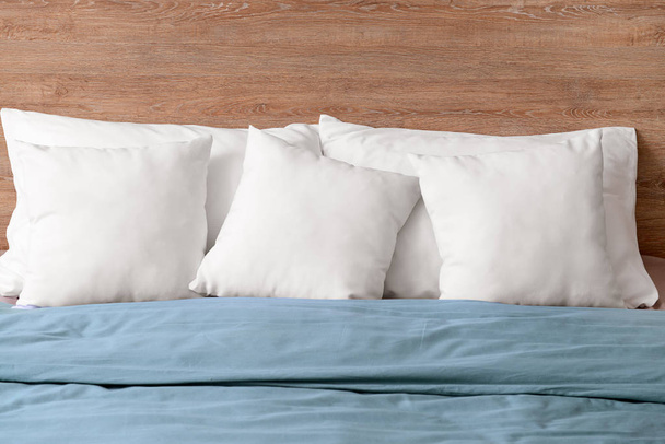Hangulatos ágy puha párnákkal - Fotó, kép