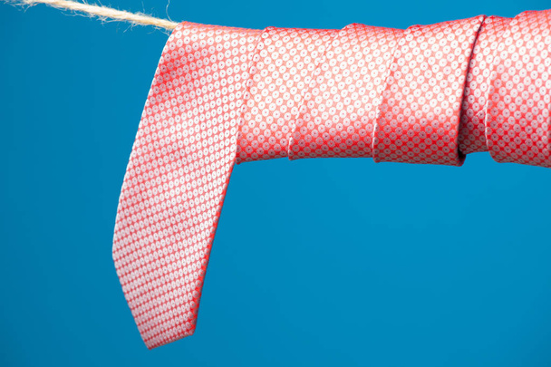 Binden met klassieke Knot, hing op een touw en vastgemaakt door houten wasknijpers om kleren op te hangen - Foto, afbeelding