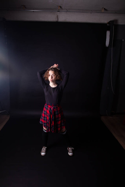Jeune fille de lycée caucasienne posant dans le studio
 - Photo, image