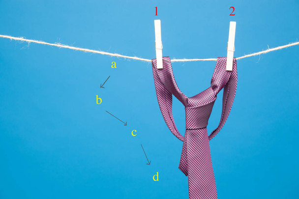 Завяжите классический узел, повесьте на веревку и прикрепите деревянными прищепками, чтобы повесить одежду
 - Фото, изображение