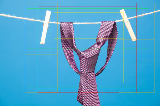 Cravate est un élément de la façon de s'habiller de nombreuses professions, banquiers, financiers, gestionnaires, cadres, etc... Attache nouée et suspendue à une corde maintenue par une pince à linge. Mode d'habillage classique
, - Photo, image