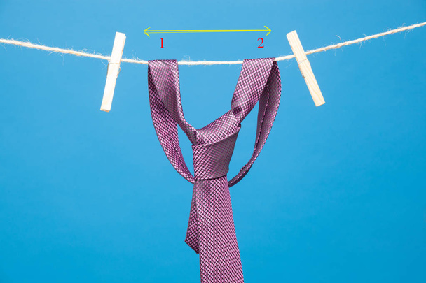Cravate est un élément de la façon de s'habiller de nombreuses professions, banquiers, financiers, gestionnaires, cadres, etc... Attache nouée et suspendue à une corde maintenue par une pince à linge. Mode d'habillage classique
, - Photo, image