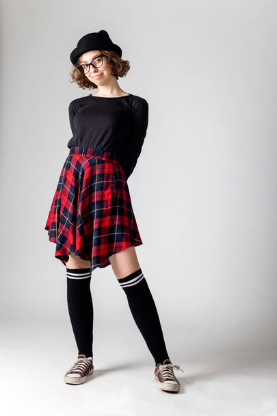 Nuori valkoihoinen lukion tyttö poseeraa studiossa
 - Valokuva, kuva