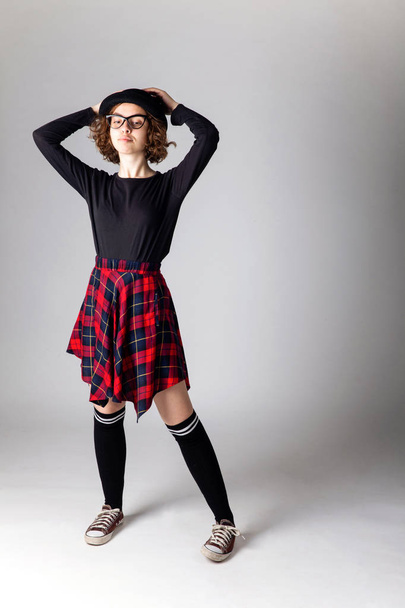 Joven chica de secundaria caucásica posando en el estudio
 - Foto, Imagen