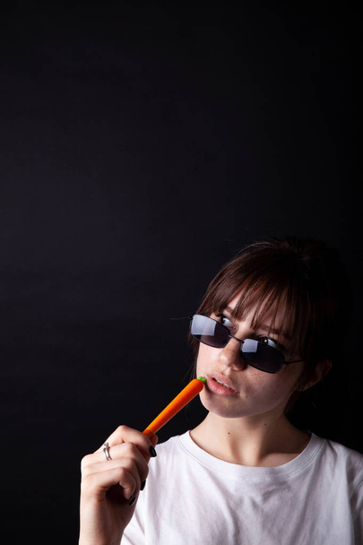 Kaukázusi lány fehér ing, fekete napszemüveg pózol a stúdióban - Fotó, kép