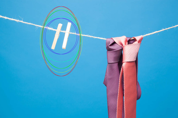 Cravate avec noeud classique, accrochée à une corde et fixée par des pinces à linge en bois pour accrocher des vêtements
 - Photo, image